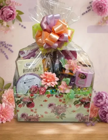 Darčekový kôš s rosé a sladkosťami